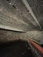 Detail aplikácie náteru v pivnici