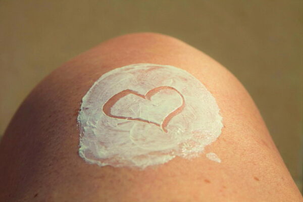 sunblock-skincare-healthy-skin-heart-161608-1000-600x400