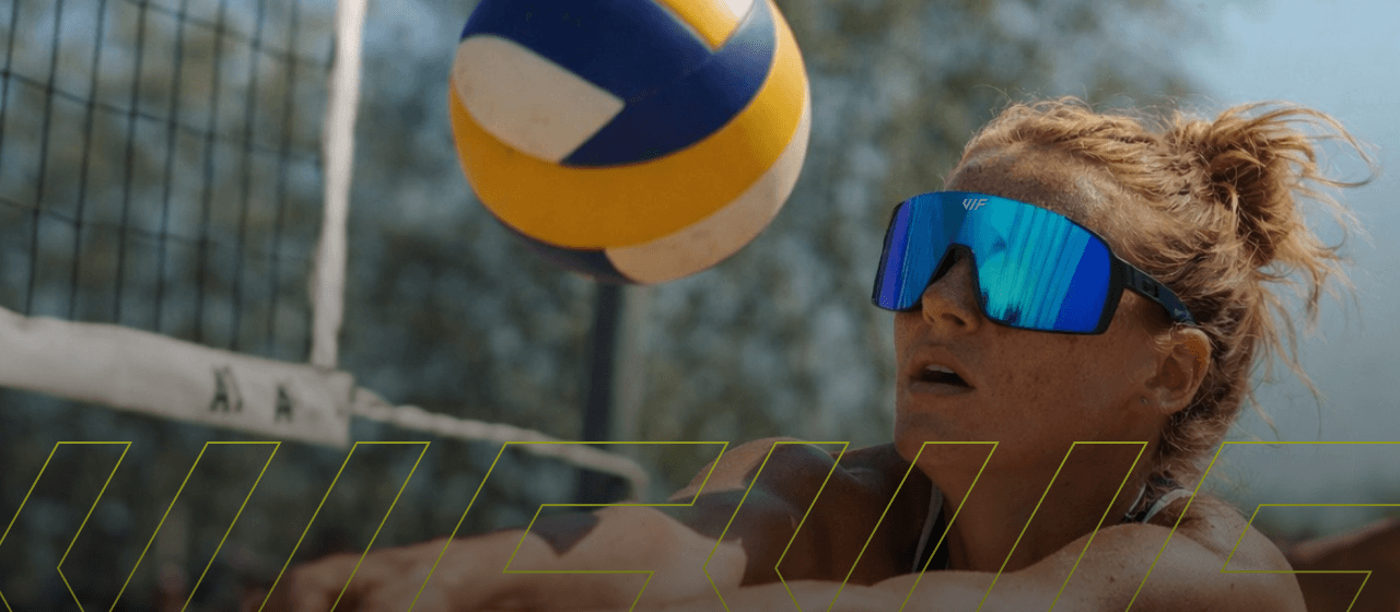 Una persona con gafas VIF jugando voleibol