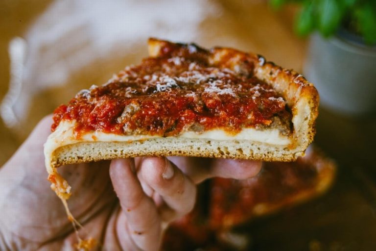 Chicago deep dish pizza — hluboký koláč s tlustým těstem a hustou omáčkou