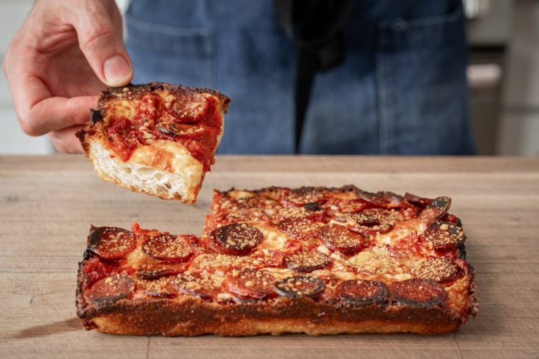 Detroitská pizza v obdélníkové ocelové pánvi s karamelizovaným okrajem