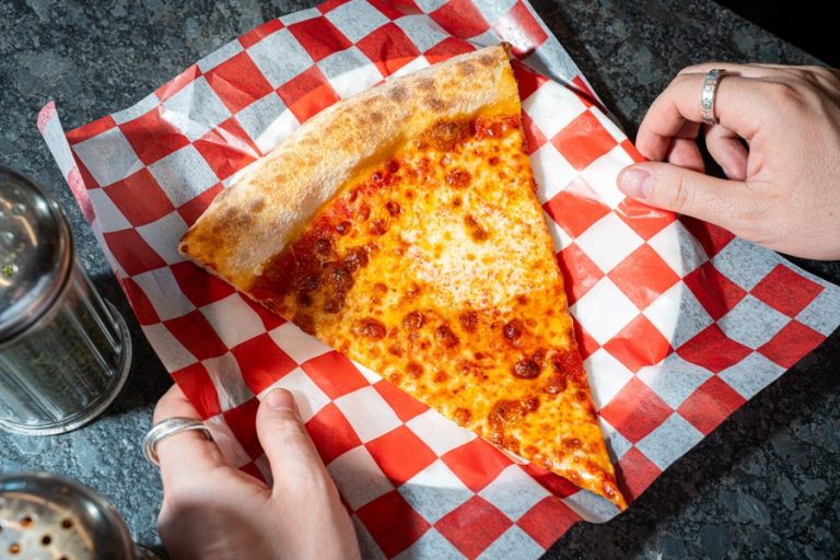 Newyorská pizza slice — tenká, široká, fold and go