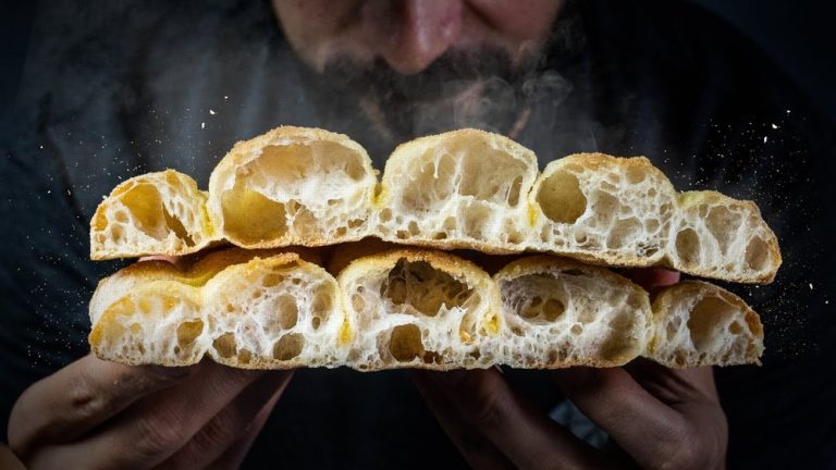Pinsa romana — oválný tvar, křupavý povrch, vláčný střed