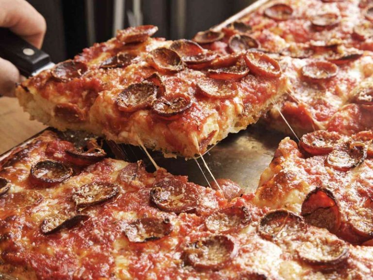 Sicilská pizza Sfincione — obdélníková, vysoké těsto, ančovičky a cibule