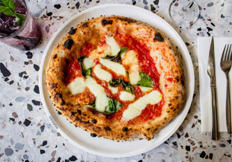 Klasická pizza Margherita s rajčaty, mozzarellou a čerstvou bazalkou