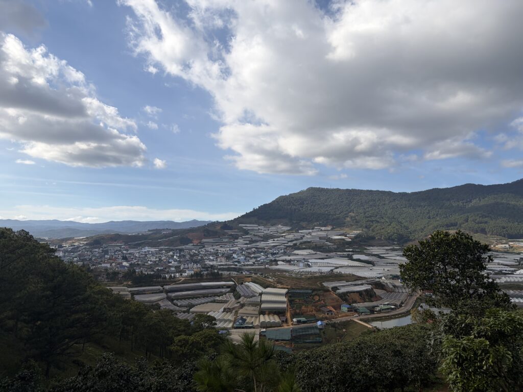 Spracovateľská stanica sa nachádza pod horou Lang Biang