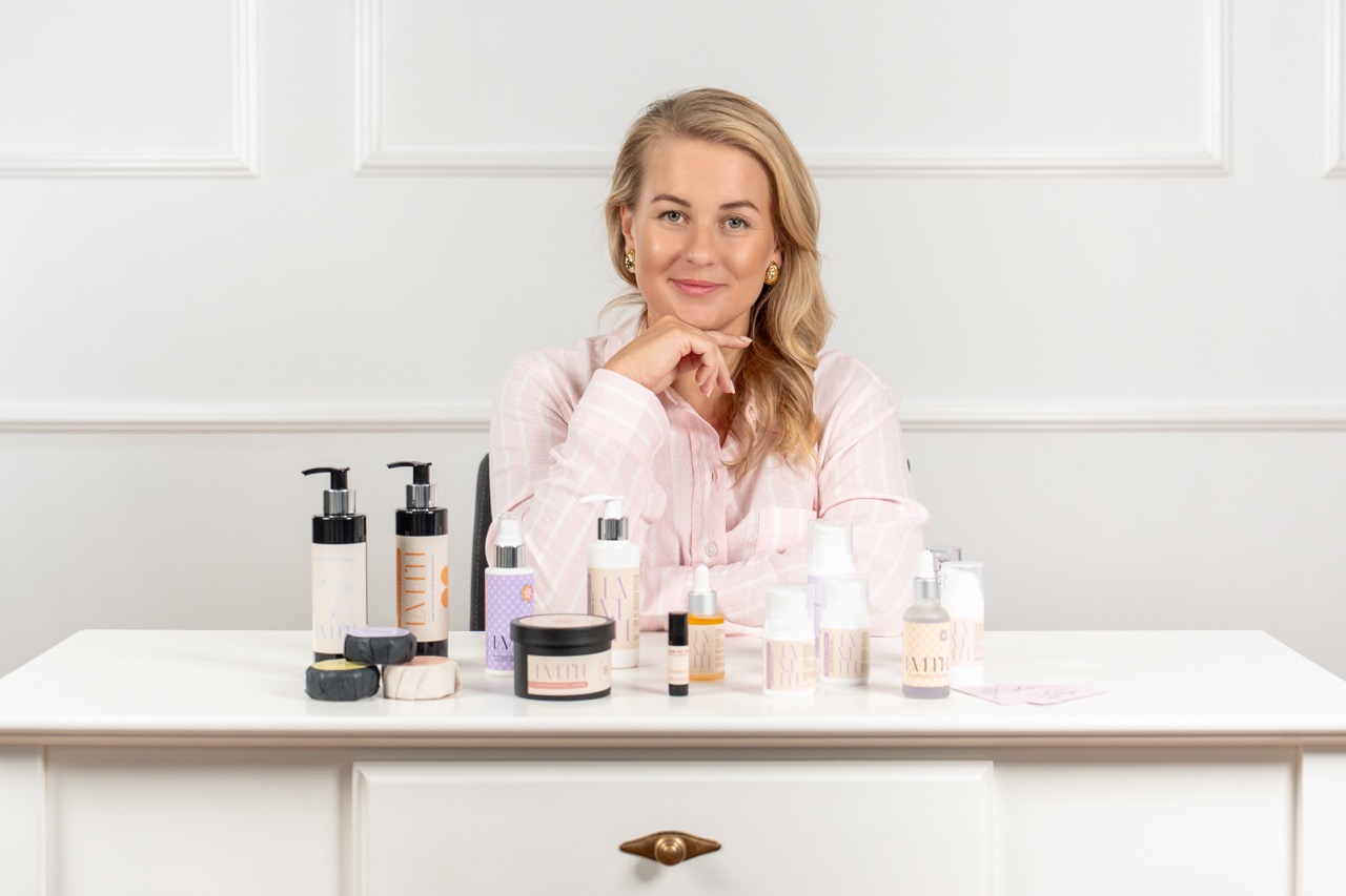Lucia, zakladateľka Lavelin, za stolom s produktmi Lavelin