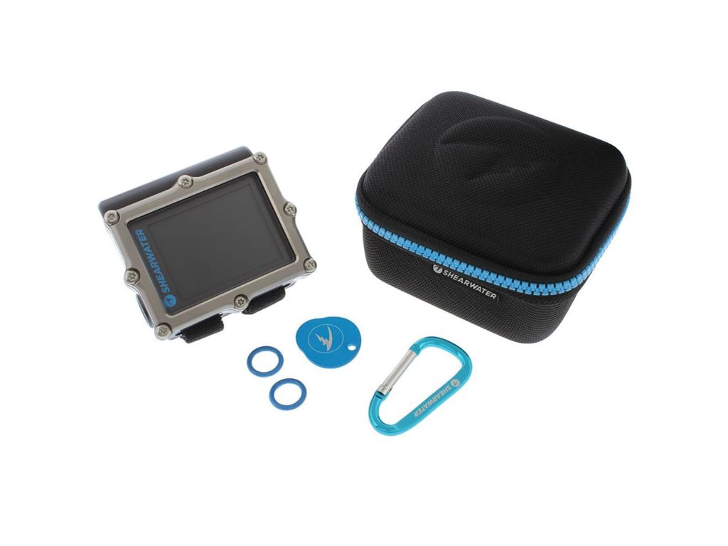 Kompletné predajné balenie s odolným puzdrom, Bluetooth adaptérom a náhradnými tesneniami pre batériový priestor.