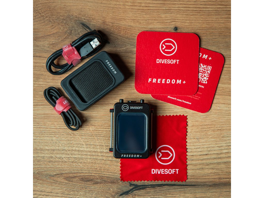 Kompletný set príslušenstva vrátane silikónového ochranného obalu, nabíjacieho kábla a čistiacej utierky.