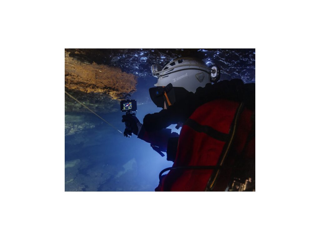 Praktické využitie v overhead prostredí: Kompaktné rozmery a vysoký kontrast displeja pri navigácii pozdĺž vodiacej šnúry.