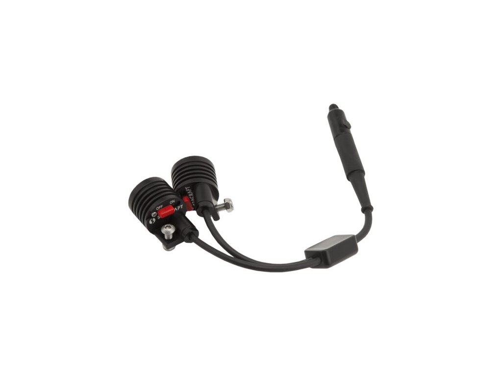 Pohľad na hliníkové telá svetlometov s výrazným chladiacim rebrovaním pre efektívny odvod tepla do okolitého prostredia.