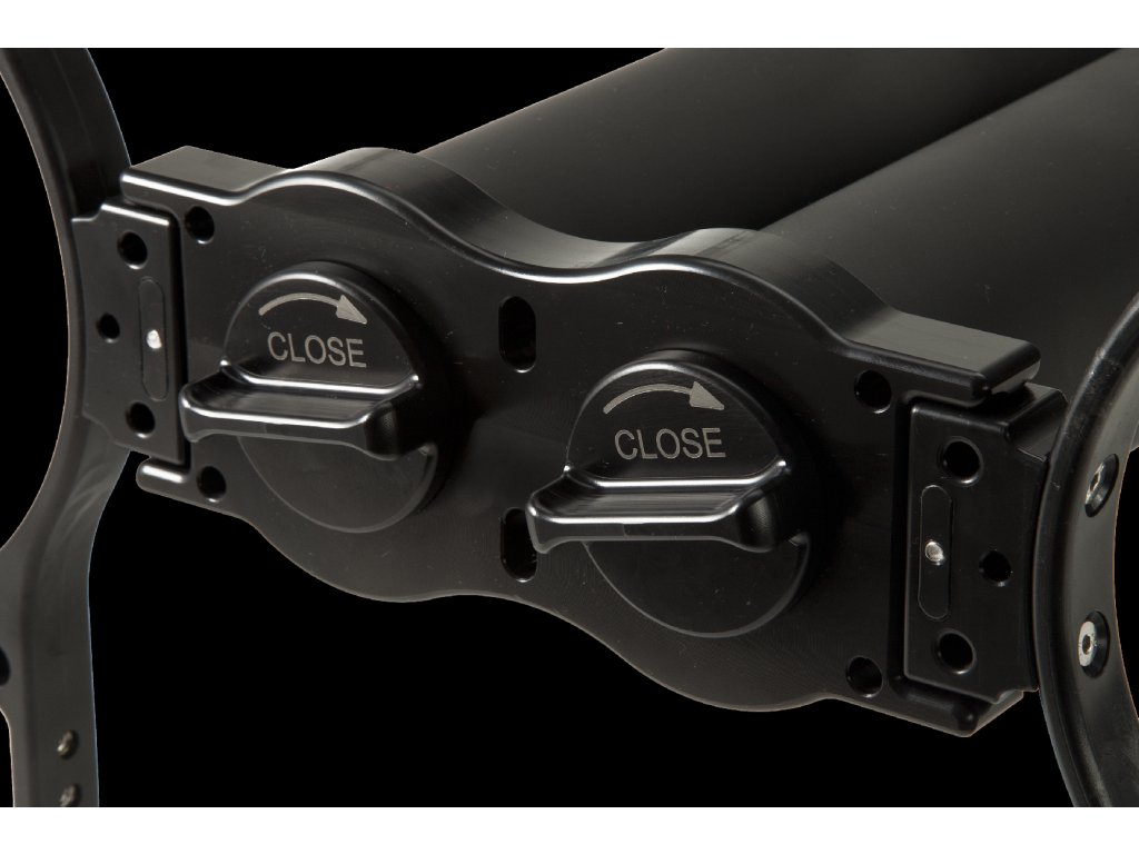 Detail ergonomických aretačných matíc s laserovým značením smeru uťahovania pre bezpečné zaistenie nosnej platformy.