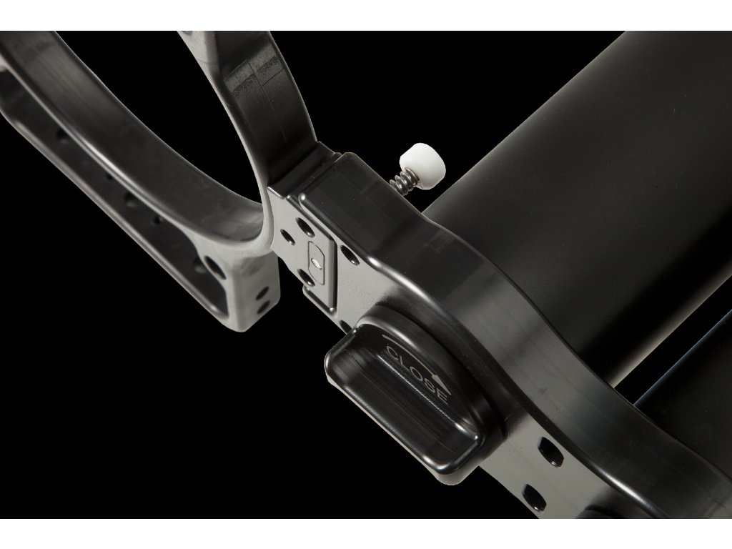 Pohľad na mechanizmus odpruženého poistného kolíka zabezpečujúceho obruč proti náhodnému vysunutiu z vodiacich drážok.