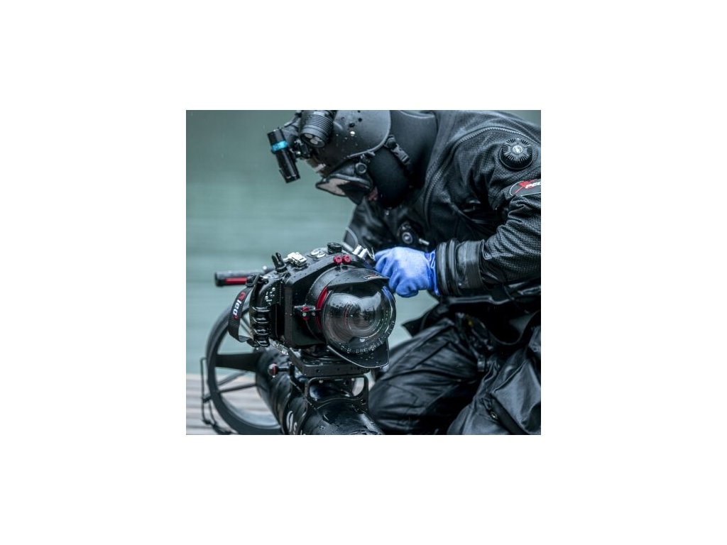 Integrácia Pan & Tilt hlavy v reálnych podmienkach na skútri Seacraft s osadeným profesionálnym kamerovým puzdrom pre expedičné filmovanie.