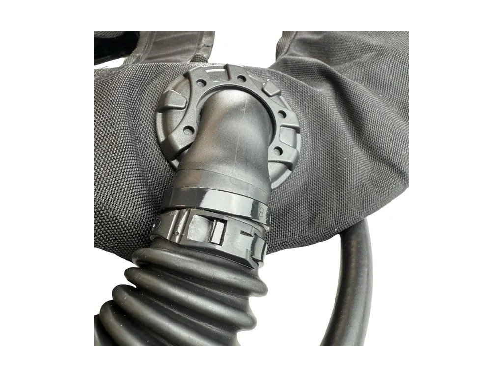 Pohľad na aerodynamický profil krídla s modrým brandingom, navrhnutý pre minimalizáciu hydrodynamického odporu počas plávania.