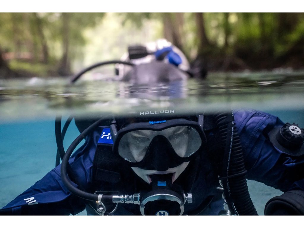 Detailný pohľad na nízkoprofilové kolienko inflátora a vysokú hustotu tkania vonkajšieho obalu (Cordura 1000D) pre maximálnu ochranu proti predratiu.