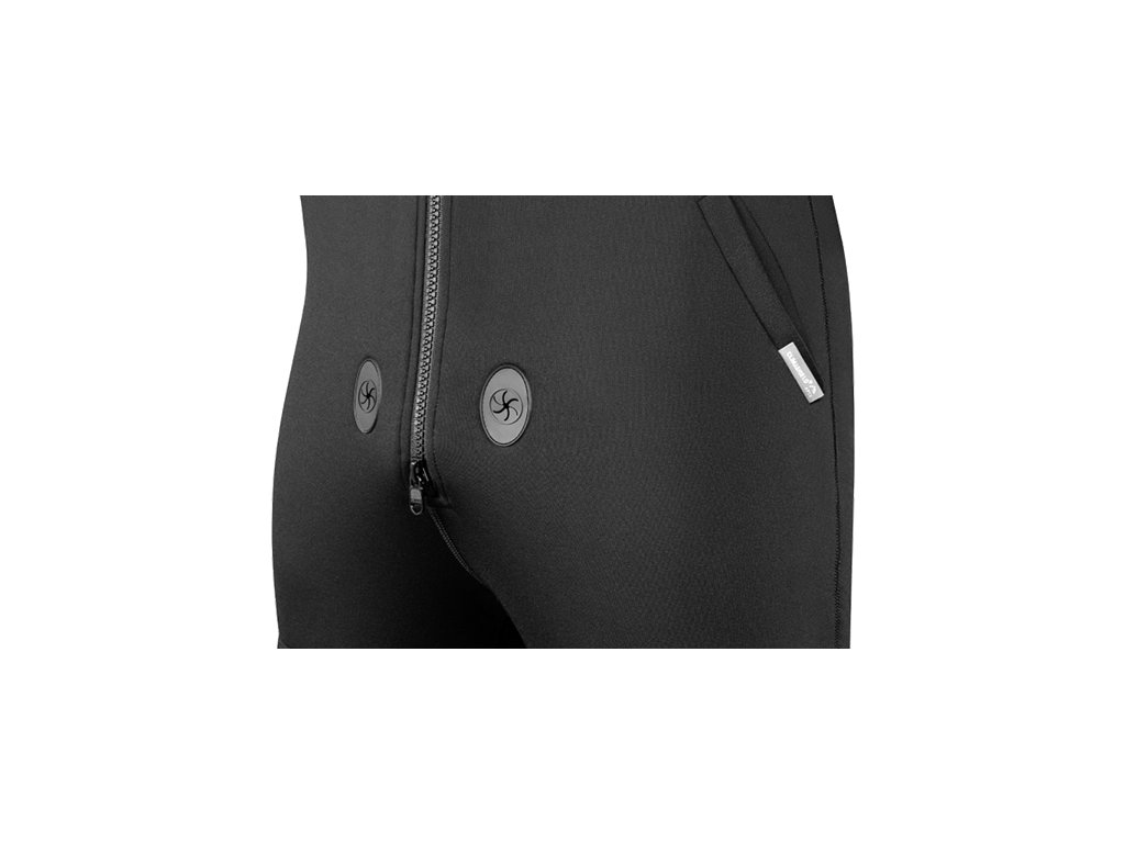 Detailné zobrazenie dvoch z celkovo štyroch portov pre vyvedenie hadíc P-ventilu alebo napájacích káblov vyhrievacieho systému.