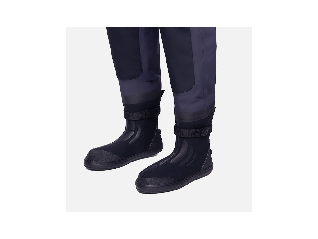 Detail ergonomicky tvarovaných topánok s fixáciou priehlavku pomocou velcro popruhu, znižujúcim migráciu plynu do chodidiel.