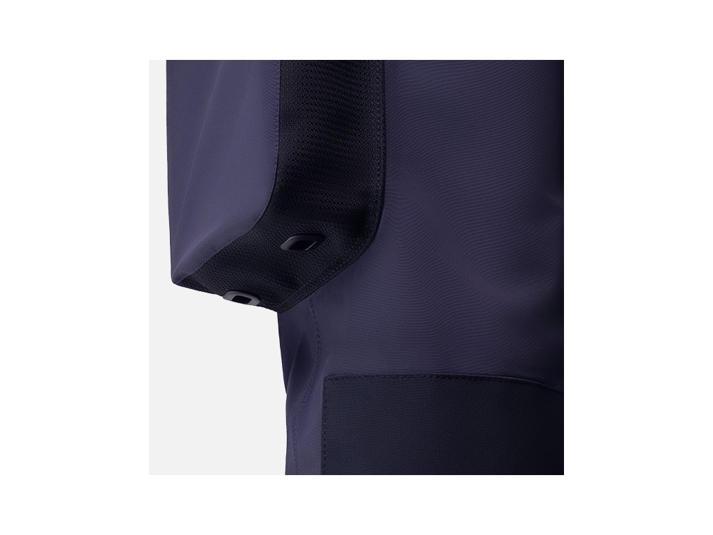 Pohľad na bočné cargo vrecko s drenážnymi otvormi a zosilnenou štruktúrou materiálu v exponovaných zónach kolien.