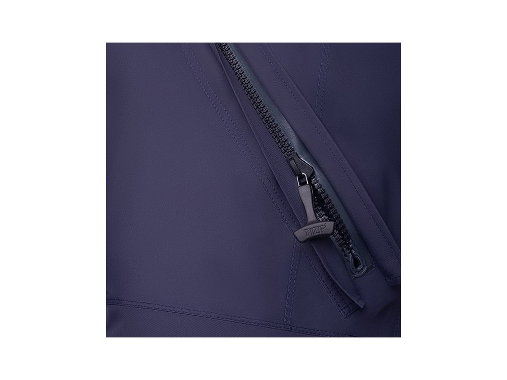 Detail ochranného prekrytia a mechanizmu frontálneho vodotesného zipsu typu TIZIP MasterSeal z technického plastu.