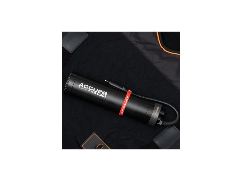 Pohľad na akumulátor v operačnej polohe na vyhrievacom podobleku, demonštrujúci kompaktné uloženie kabeláže pod fixačným popruhom.