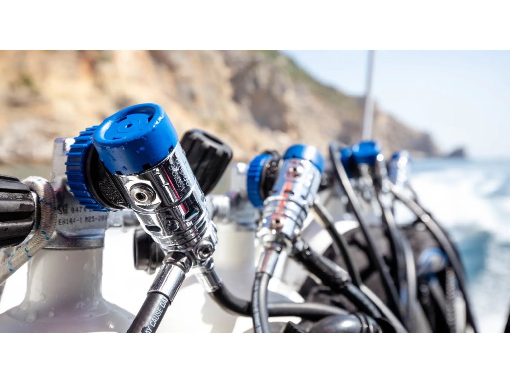 Reálna aplikácia v náročných podmienkach; čisté vedenie hadíc z otočnej hlavy pri konfigurácii s dvojčaťom.