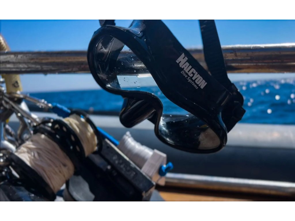 Bočný profil masky zobrazujúci nízkoprofilový dizajn a systém uchytenia popruhu optimalizovaný pre minimálny odpor.