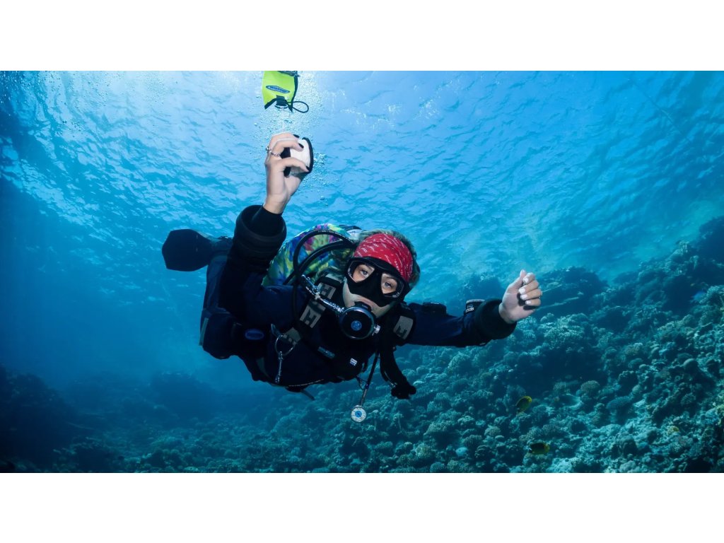 Vizualizácia masky v reálnej konfigurácii; čierny silikón zvyšuje kontrast videnia elimináciou parazitného svetla prenikajúceho zboku.