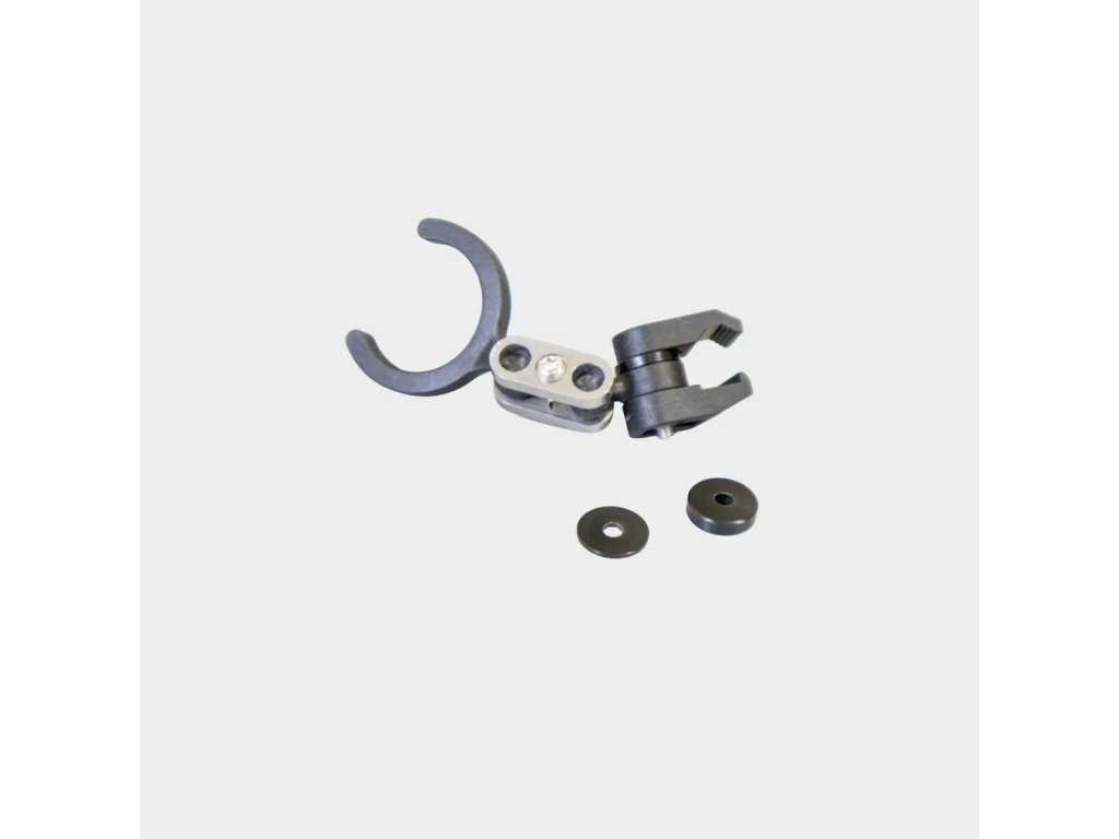 Pohľad na demontovanú zostavu svorky: hlavné telo z opracovaného Delrinu, fixačné nerezové skrutky a vymedzovacie podložky pre bezpečné uchytenie.