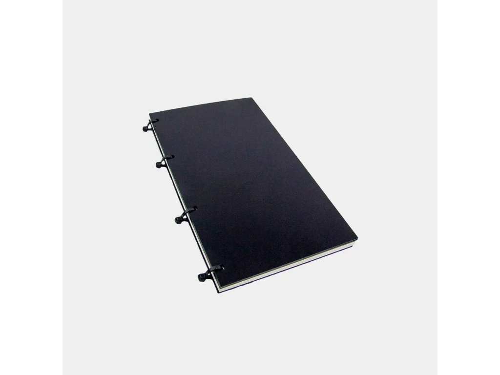 Detail perforácie a textúry syntetického papiera navrhnutého pre prácu s grafitom v mokrom prostredí.