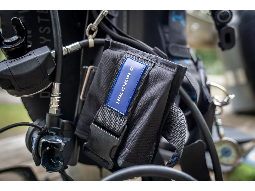 Pohľad na vrecká v reálnej konfigurácii na postroji, demonštrujúci ich vertikálne umiestnenie pre optimálny trim.