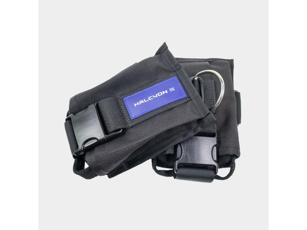 Technické spracovanie spojov a mechanizmus uchytenia na 50 mm popruh postroja.