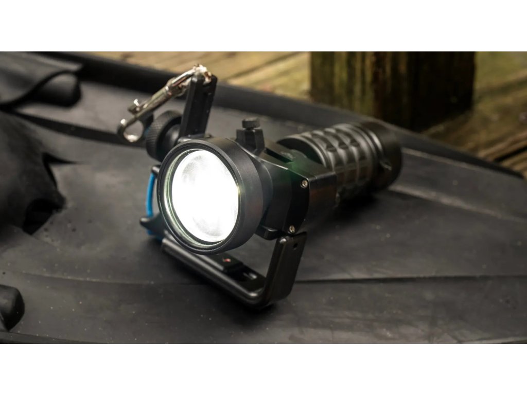 Kompaktná konštrukcia hlavy svetla s integrovaným akumulátorom a ergonomickým umiestnením ovládacích prvkov.