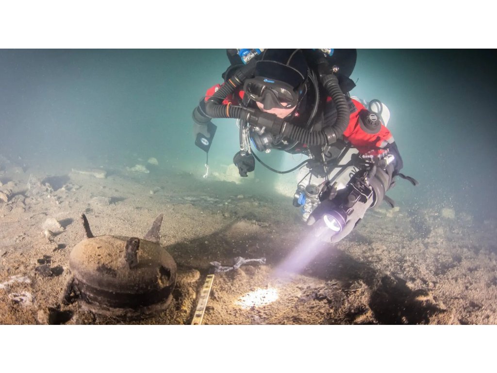 Praktická ukážka prieraznosti lúča v prostredí s nízkou viditeľnosťou a efektivita osvetlenia cieľového objektu pri úzkom fokuse.