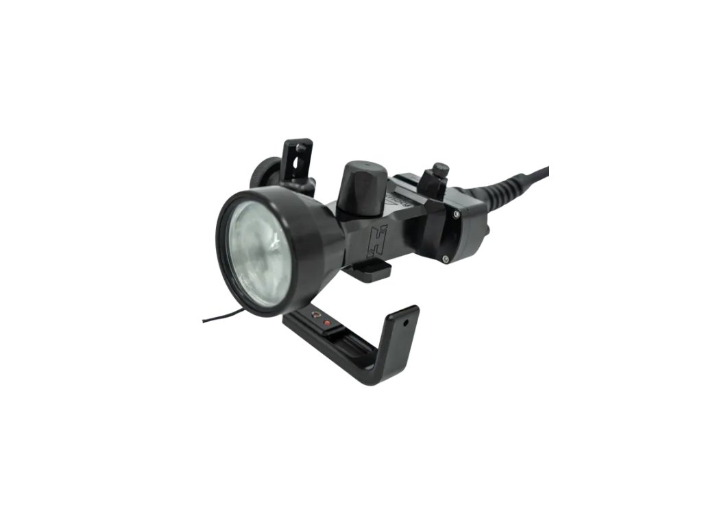 Detail optickej hlavy s plynulým regulátorom ohniska a masívnym chladičom pre efektívny odvod tepla z LED čipu.