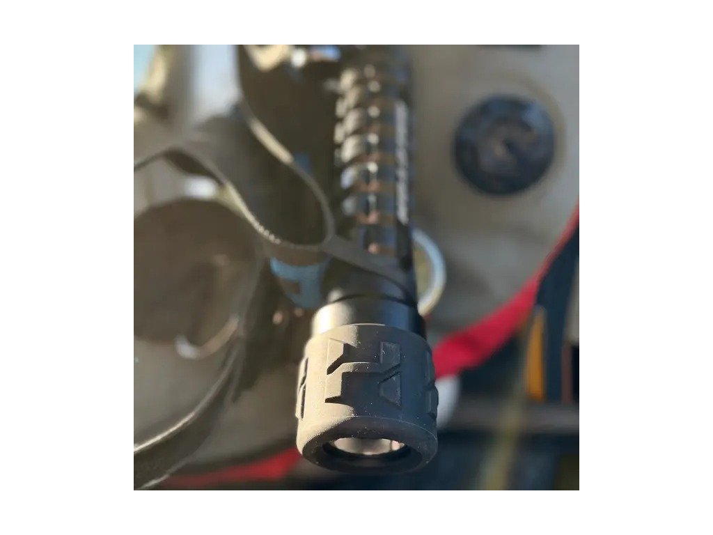 Pohľad na svetelnú hlavu s ochranným gumovým lemom a logom Halcyon, konštruovanú pre vysoký hydrostatický tlak.