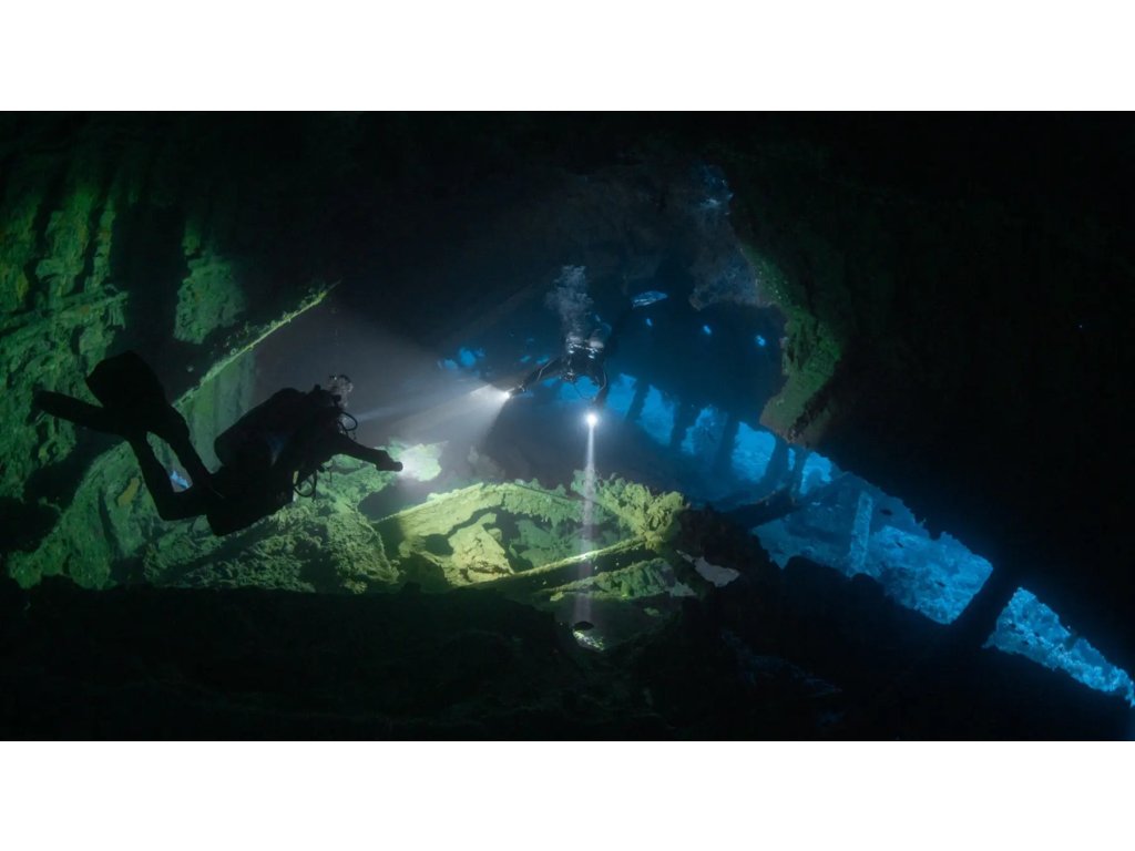 Detail horného uzáveru s robustnou vývodkou E/O cordu a nerezovou prackou zabezpečujúcou hermetické uzavretie kanistra.