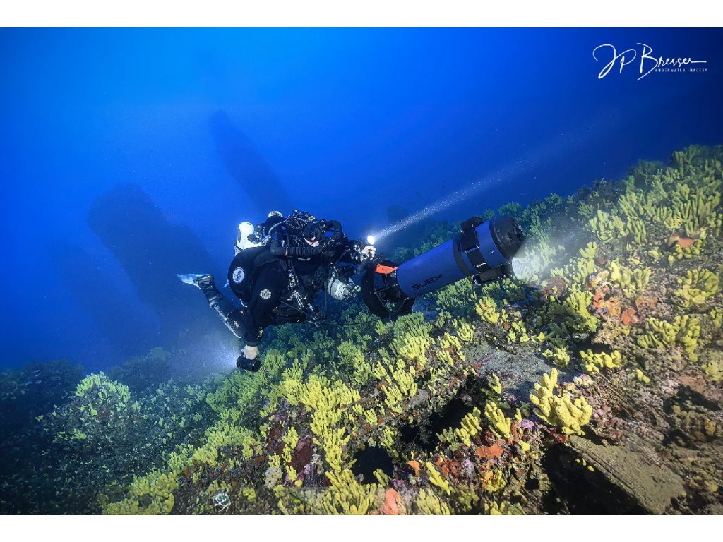 Pohľad na robustnú konštrukciu tela s protišmykovým frézovaním pre bezpečnú manipuláciu v suchých rukaviciach.