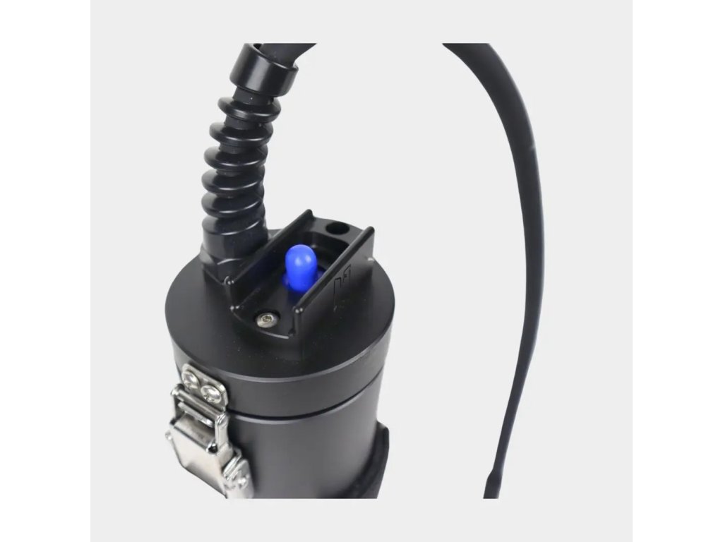 Detail ovládacej hlavy: zapuzdrený toggle switch s Delrinovou ochranou a vysoko odolná káblová prechodka.