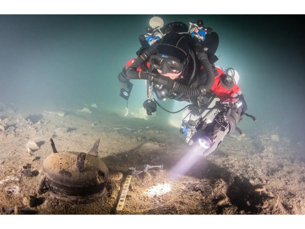 Aplikácia rukoväte v technickej konfigurácii počas reálneho ponoru, demonštrujúca stabilitu svetelného lúča pri práci pod vodou.