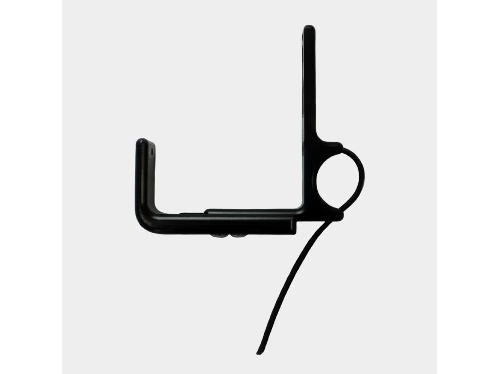 Detail spodnej fixačnej časti s nerezovými skrutkami a elastickou bungee šnúrou pre bezpečné ukotvenie na chrbte ruky.