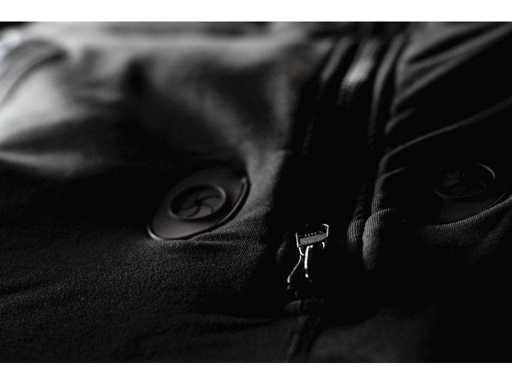 Pohľad na zosilnené švy a elastické zóny v oblasti kĺbov pre maximálny rozsah pohybu.