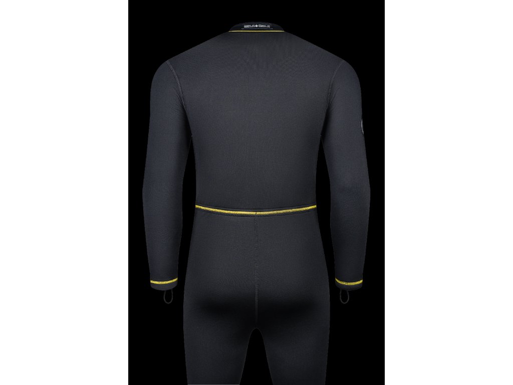 Zadná strana s horizontálnym elastickým panelom v páse pre udržanie integrity strihu pri predklone a pohybe v horizontálnej trimovej polohe.