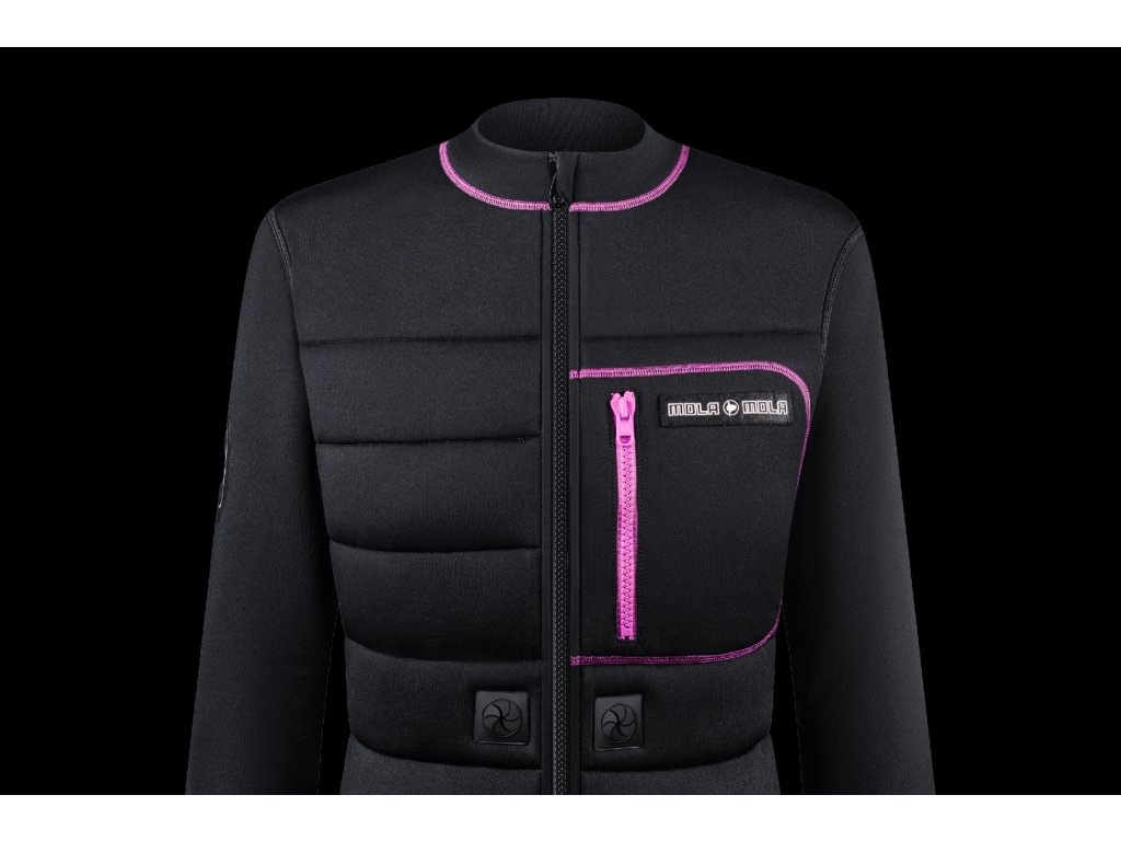 Detail hrudnej časti s vertikálnym vreckom a výstupmi pre hadicu P-valvu na oboch stranách brušnej oblasti.