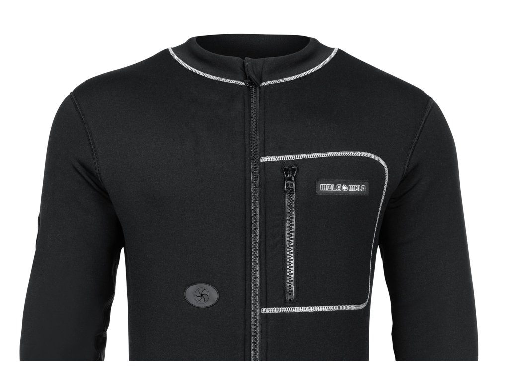 Detail hrudnej sekcie s vertikálnym náprsným vreckom na zips a horným portom pre externé káble vyhrievania.