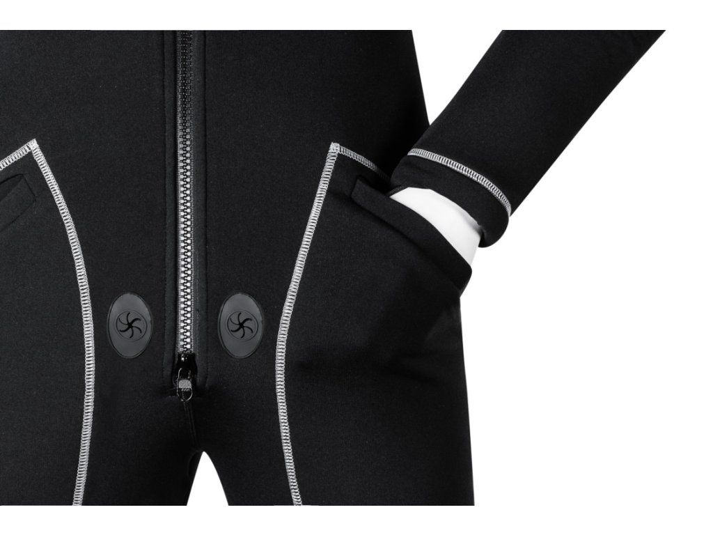 Technický detail bedrovej časti so symetricky umiestnenými výstupmi pre hadičku P-ventilu a cargo vreckami.