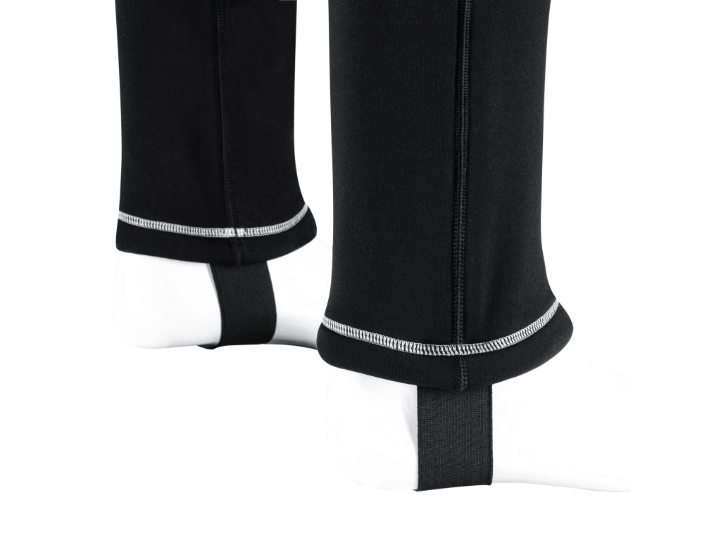 Konštrukcia spodnej manžety s elastickými strmeňmi zaisťujúcimi stabilitu nohavíc pri obliekaní suchého obleku.