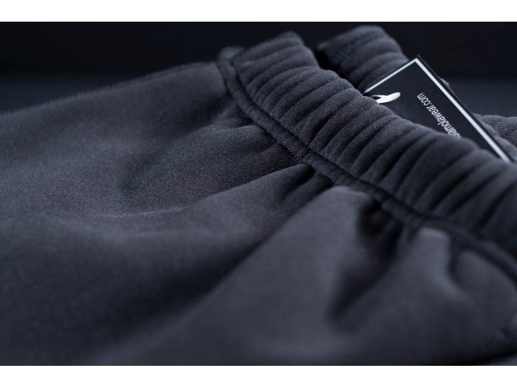 Detailný pohľad na elastický pásový lem a hustú vnútornú textúru materiálu s vysokou hustotou vlákien pre maximálnu tepelnú kapacitu v studených vodách.