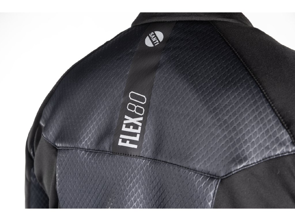 Pohľad na štruktúru Flex80 tkaniny na rukáve s dôrazom na pružnosť a priedušnosť vlákien.