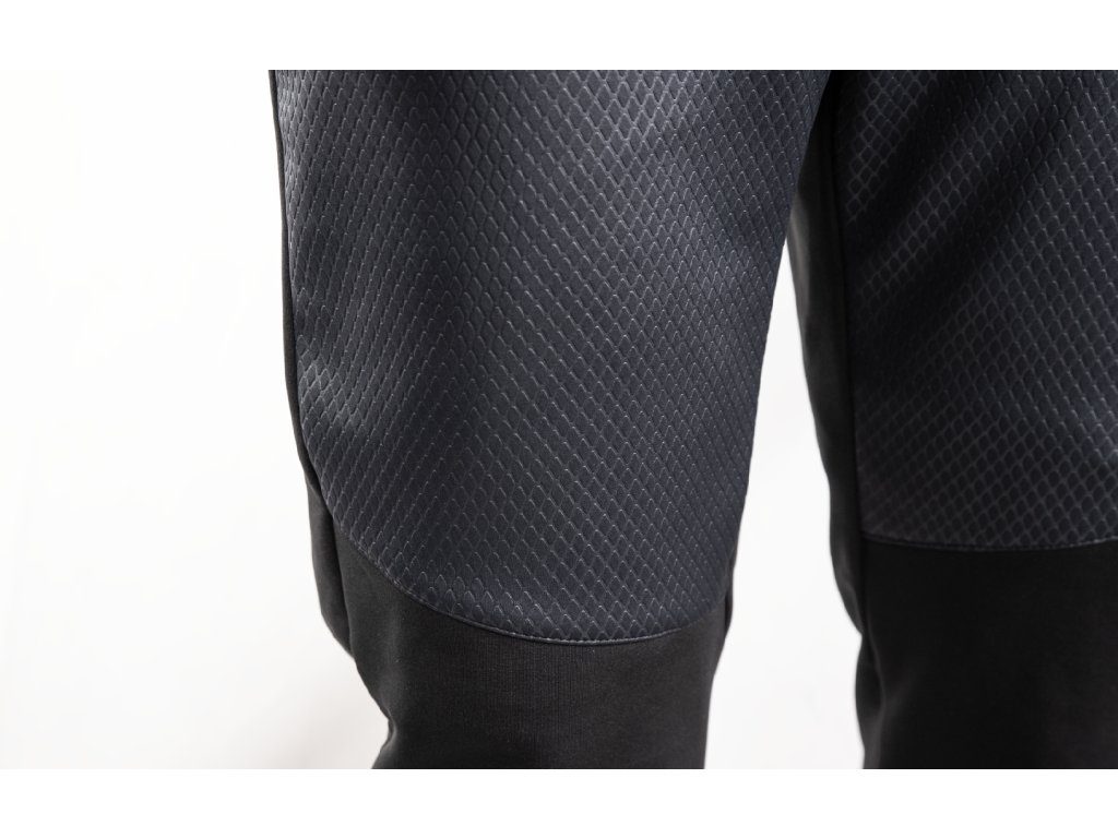 Detail spracovania krčného goliera a horného chrbtového panelu pre pohodlie pod manžetou obleku.